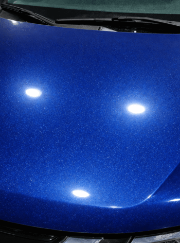 vette lak Gepolijste blauwe motorkap zonder krassen met een diepe glans