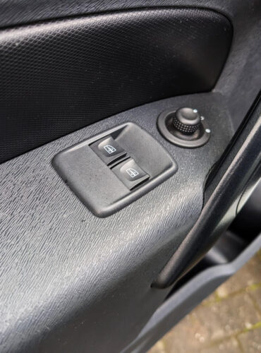 Schoongemaakt deurpaneel van een auto met bediening voor elektrische ramen en zijspiegels