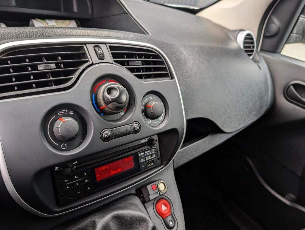 Klein onderhoud auto Standdaarbuiten