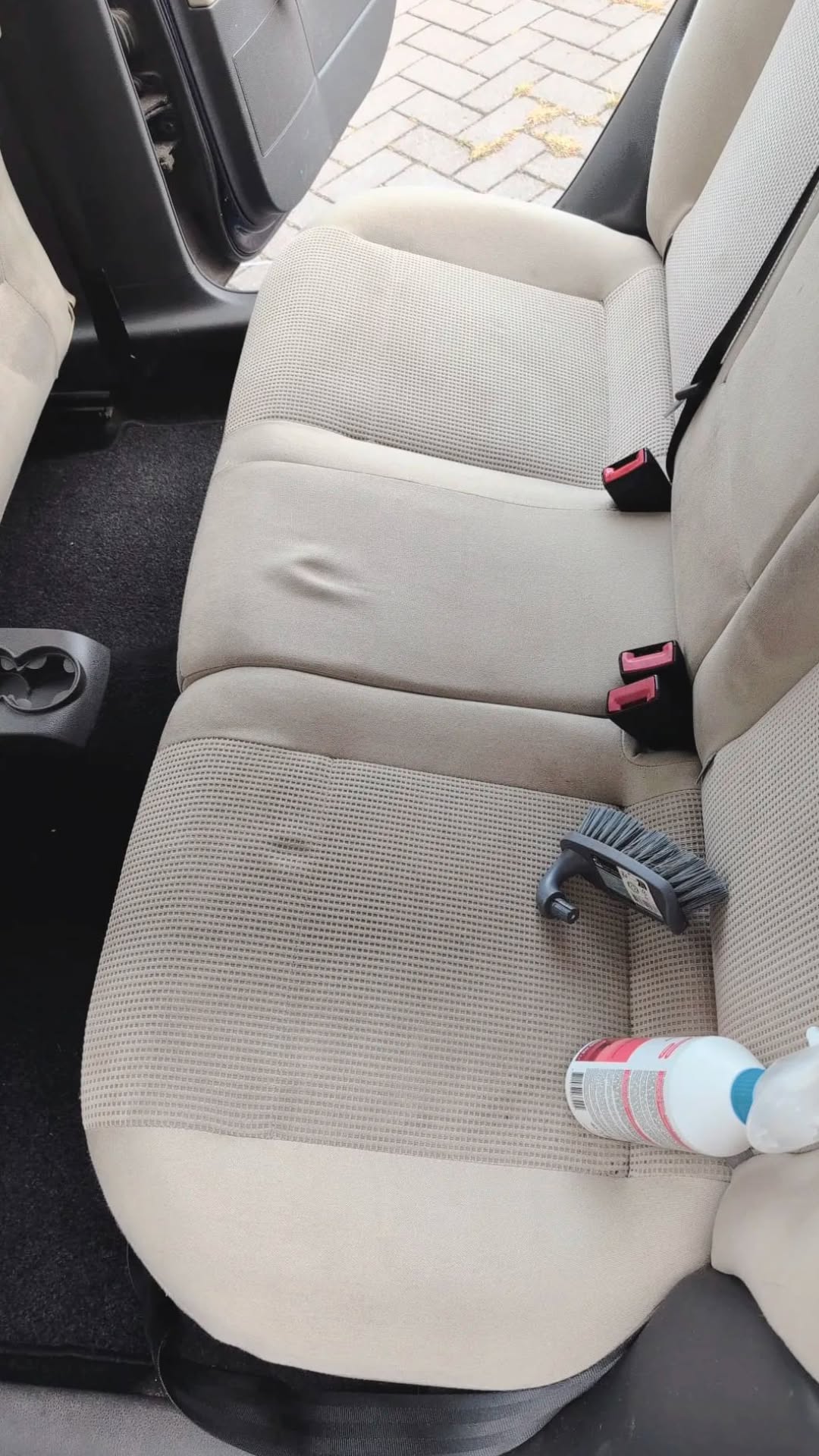 Schone stoffen autobekleding na dieptereiniging door autopoetsbedrijf Dinteloord